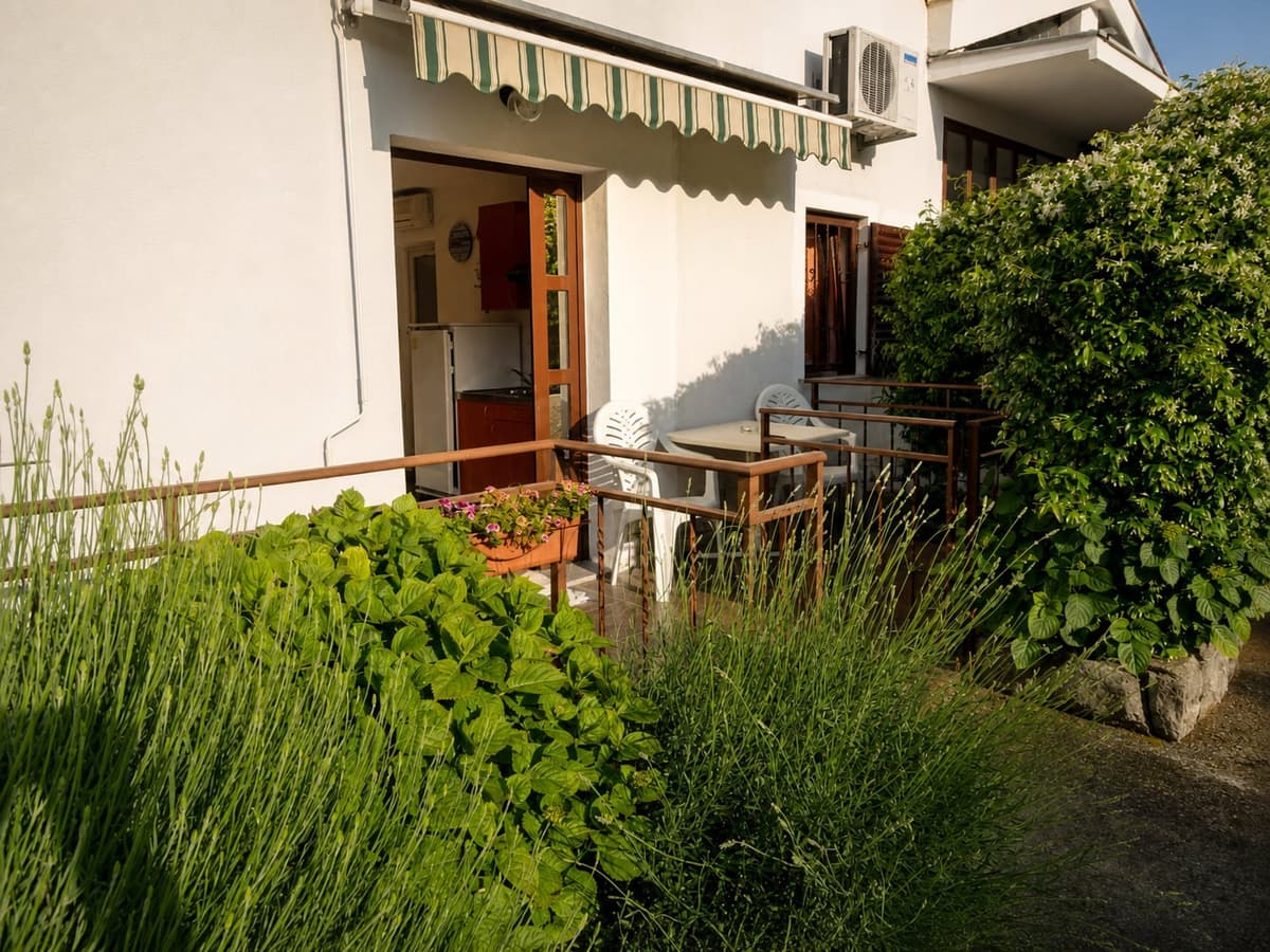 One-Bedroom Apartment with Patio & Garden View — photo 4