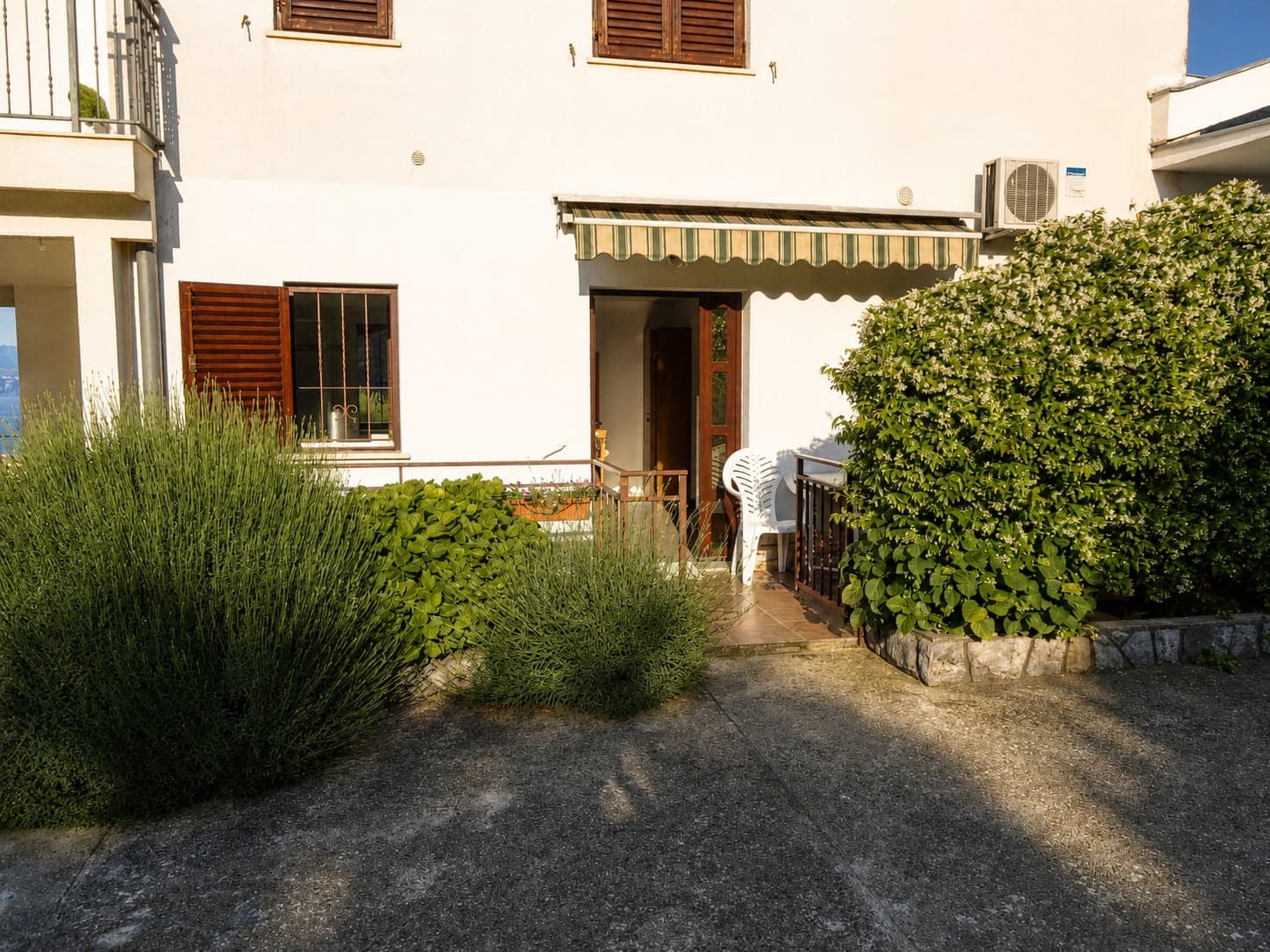 One-Bedroom Garden Apartment — photo 5