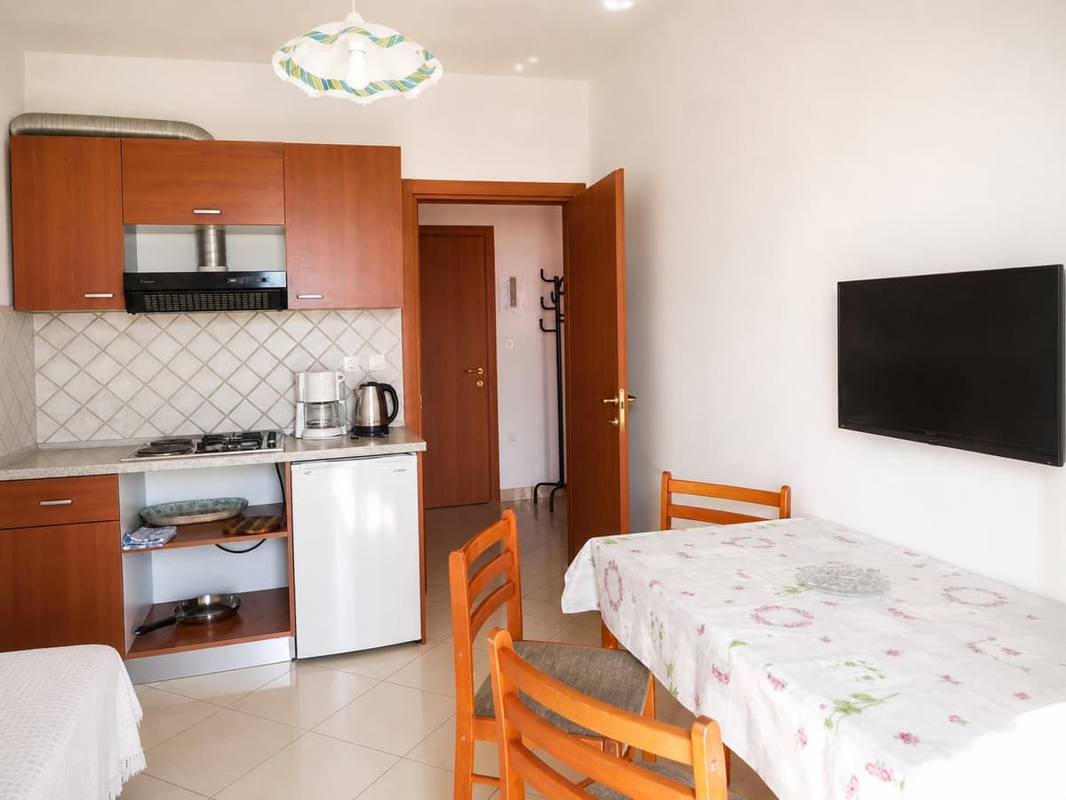 One-Bedroom Apartment with Balcony & Sea View — photo 3