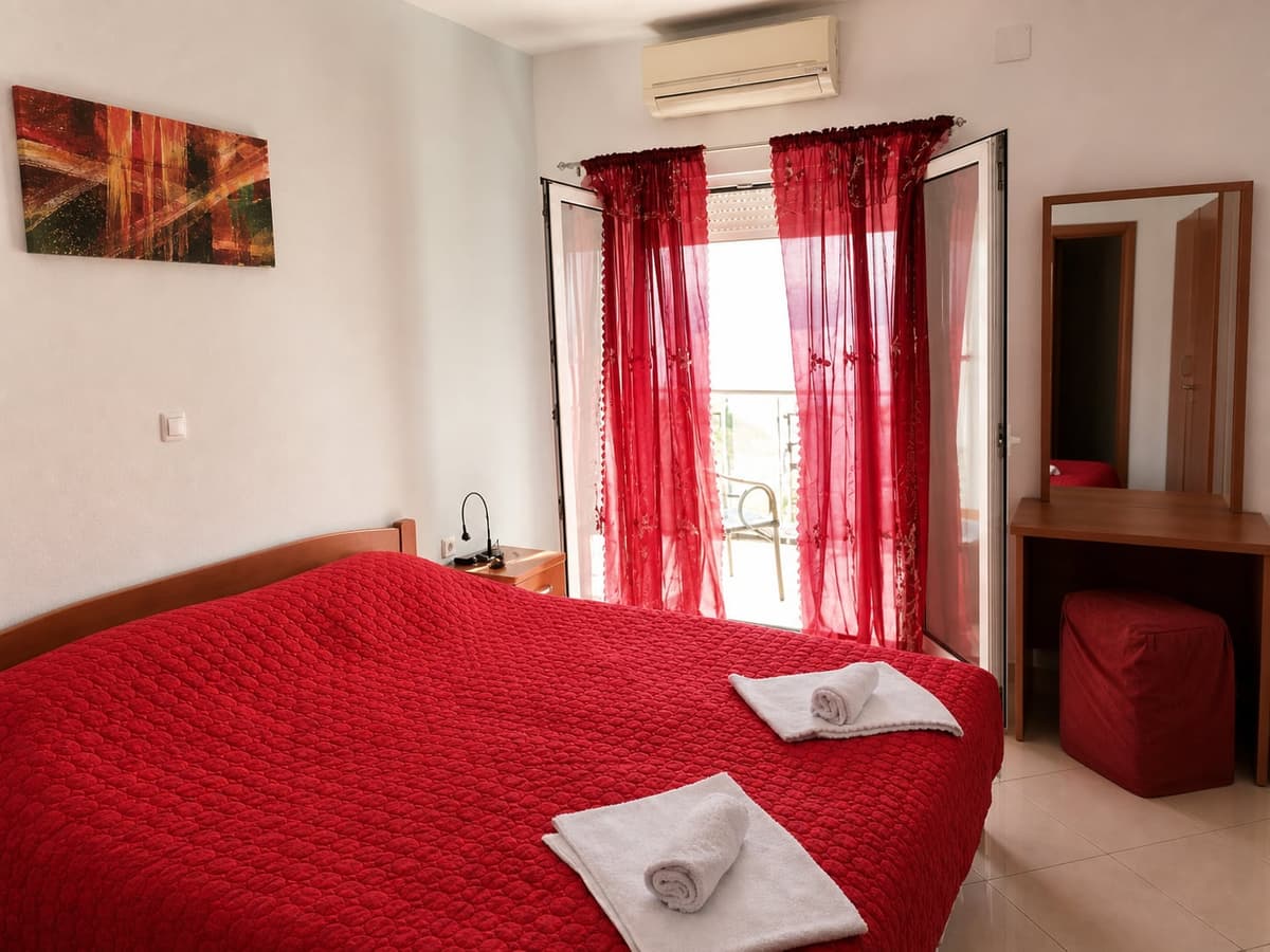 One-Bedroom Apartment with Balcony & Sea View — photo 4