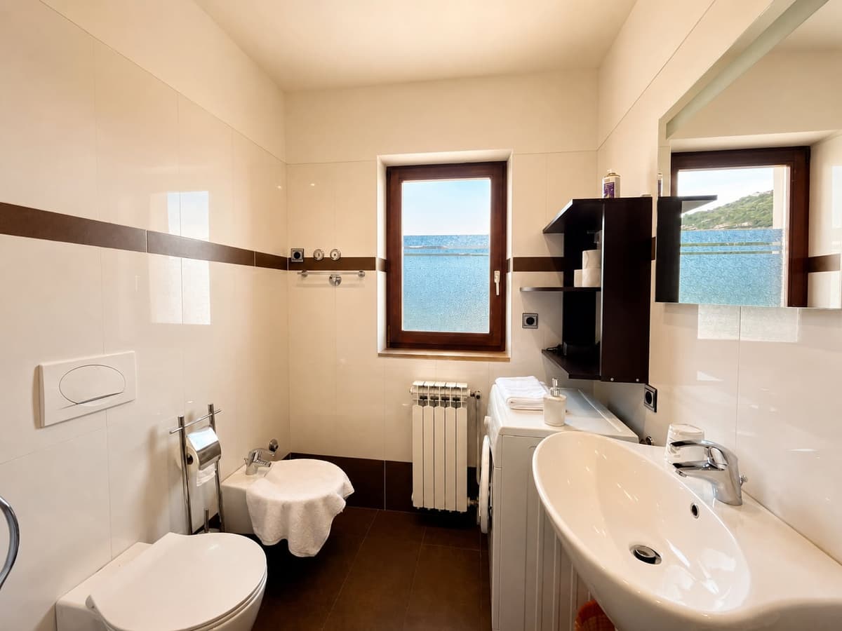 Apartment with Balcony & Sea View — photo 11