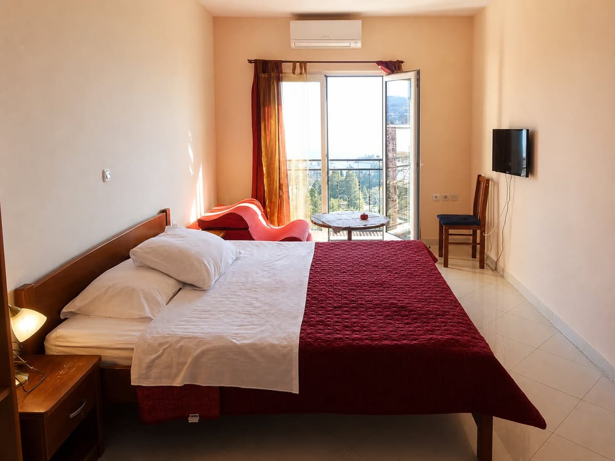 Double Room with Balcony & Sea View — photo 2